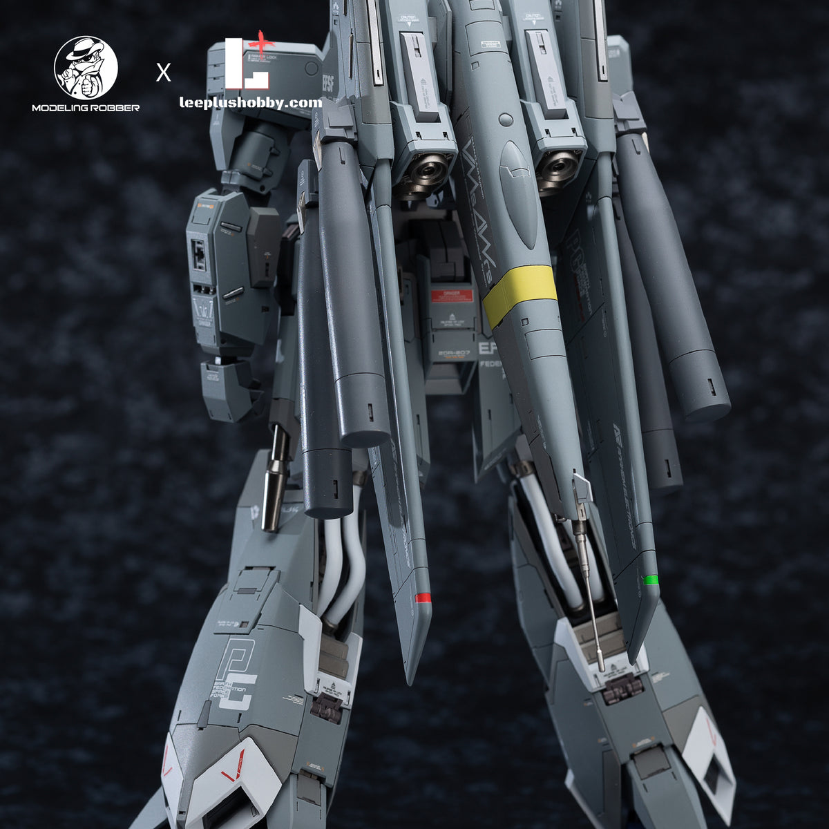 Modeling Robber 1/100 MSZ-006 Z Plus C1 resin kit — rear leg armour and backpack equipment
