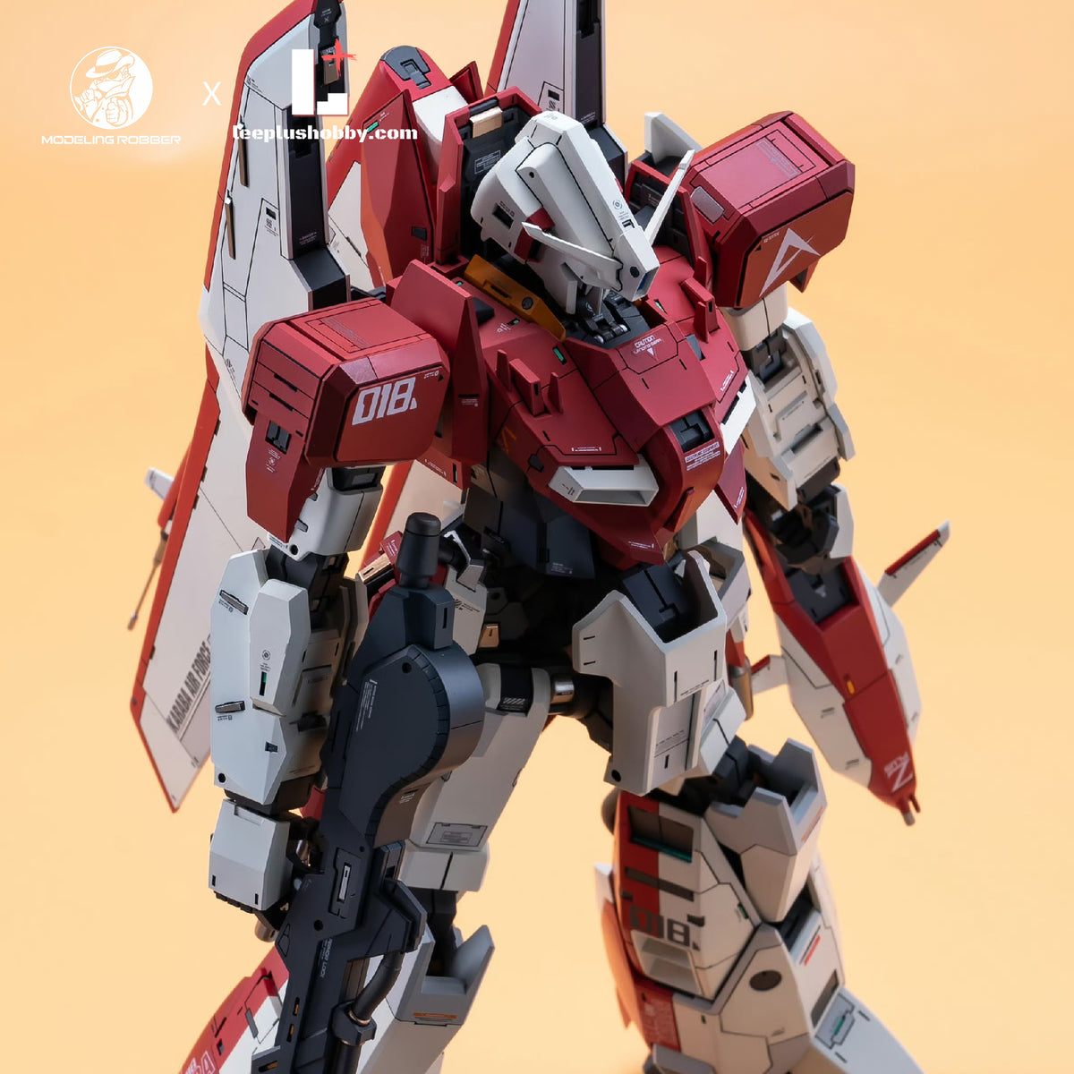 Modeling Robber 1/100 MSZ-006 Z Plus A1 resin kit — red and white painted upper-body view