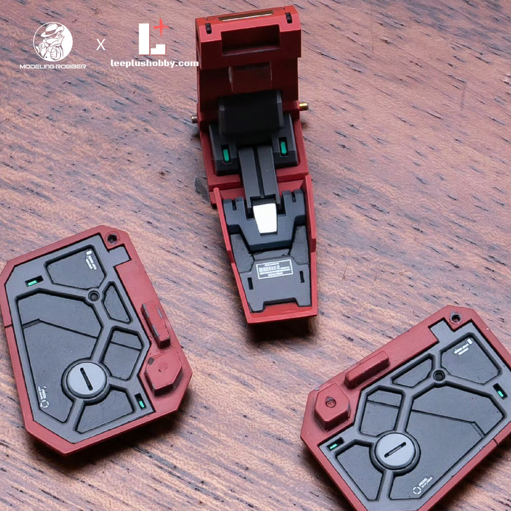 Modeling Robber 1/100 MSZ-006 Z Plus A1 resin kit — interior surfaces of detached red armour panels