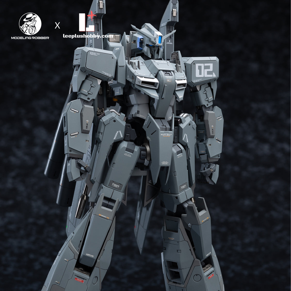 Modeling Robber 1/100 MSZ-006 Z Plus C1 resin kit — front three-quarter view of torso and legs