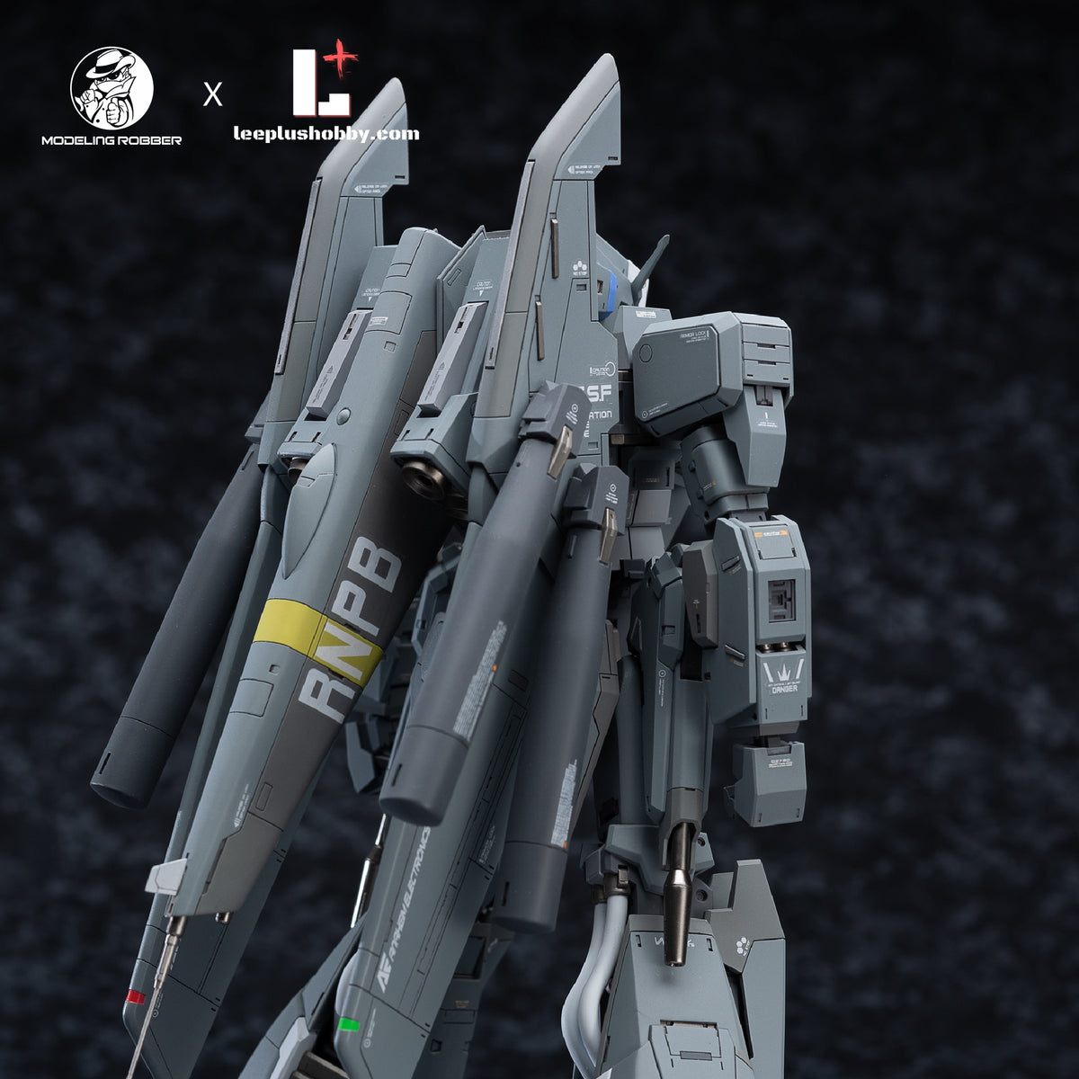 Modeling Robber 1/100 MSZ-006 Z Plus C1 resin kit — backpack housings and rear shoulder detail