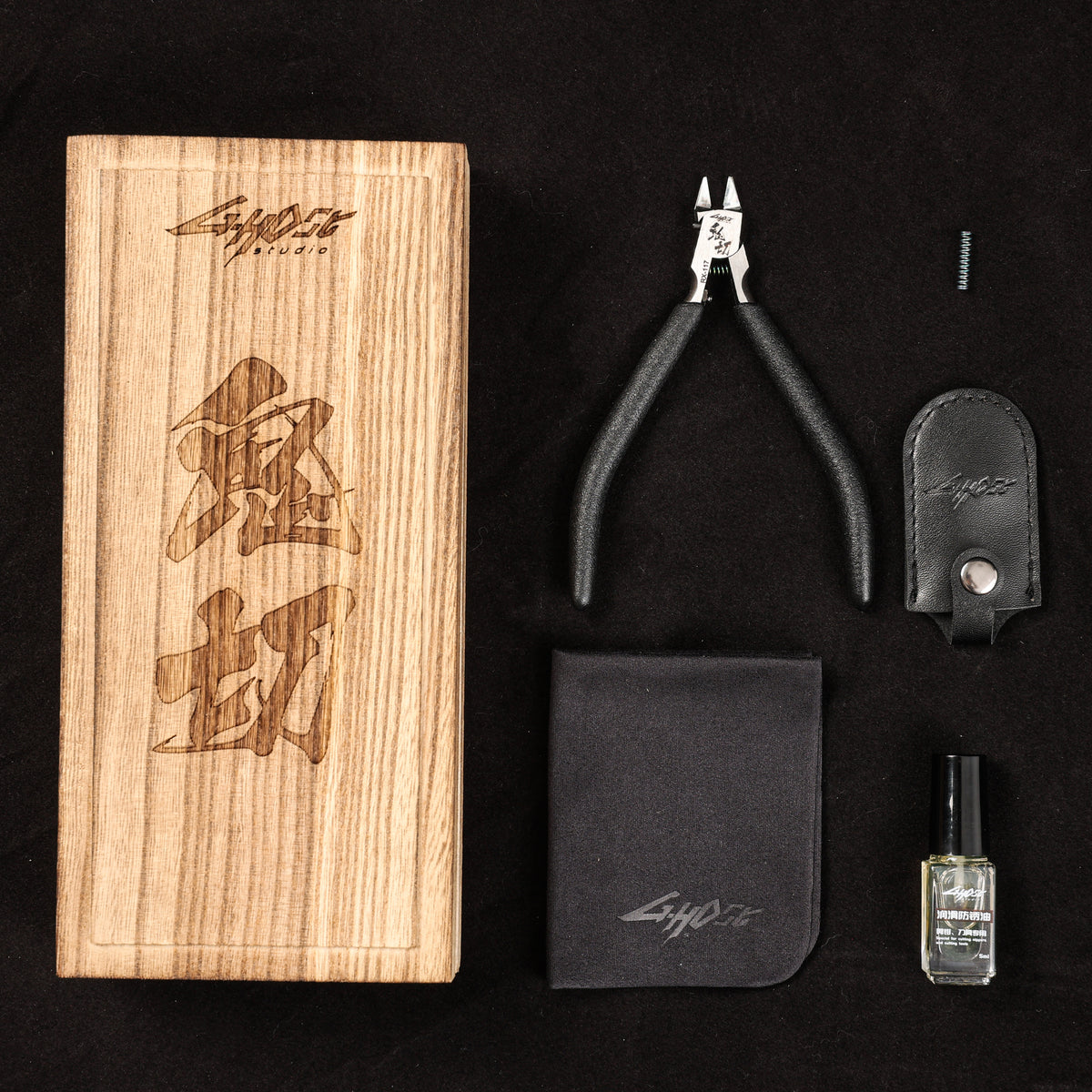 G-Host Premium Single Blade Nipper — nipper, wooden box, blade cover and accessories laid out